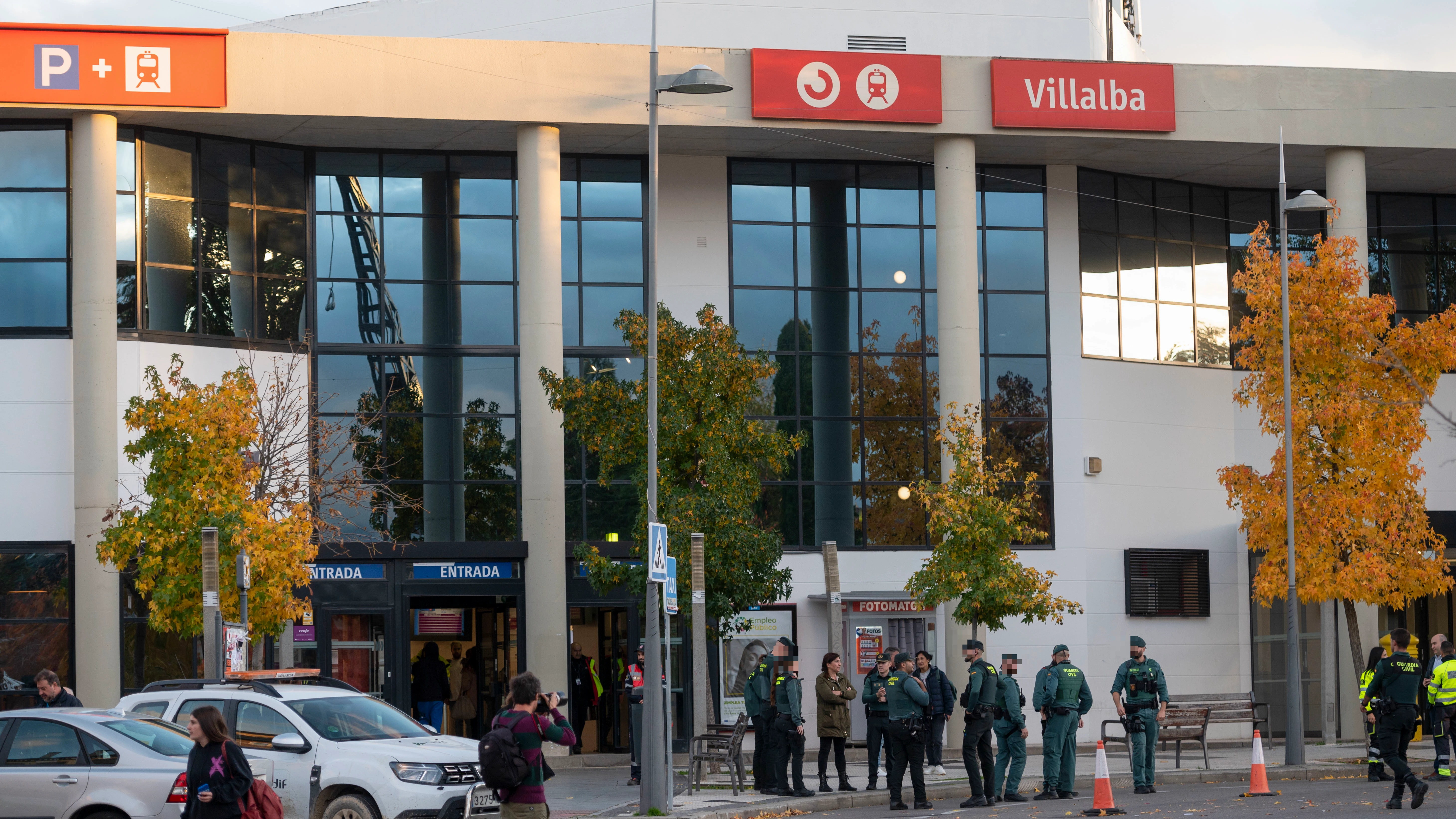Agentes de la Guardia Civil montan guardia tras desalojar la estación de Cercanías de Collado Villalba por una amenaza de bomba después de detectar una mochila sospechosa