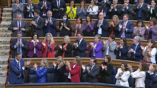 Aplausos de la bancada socialista a Pedro Sánchez tras ser investido presidente. Aplausos de la bancada socialista a Pedro Sánchez tras ser investido presidente.