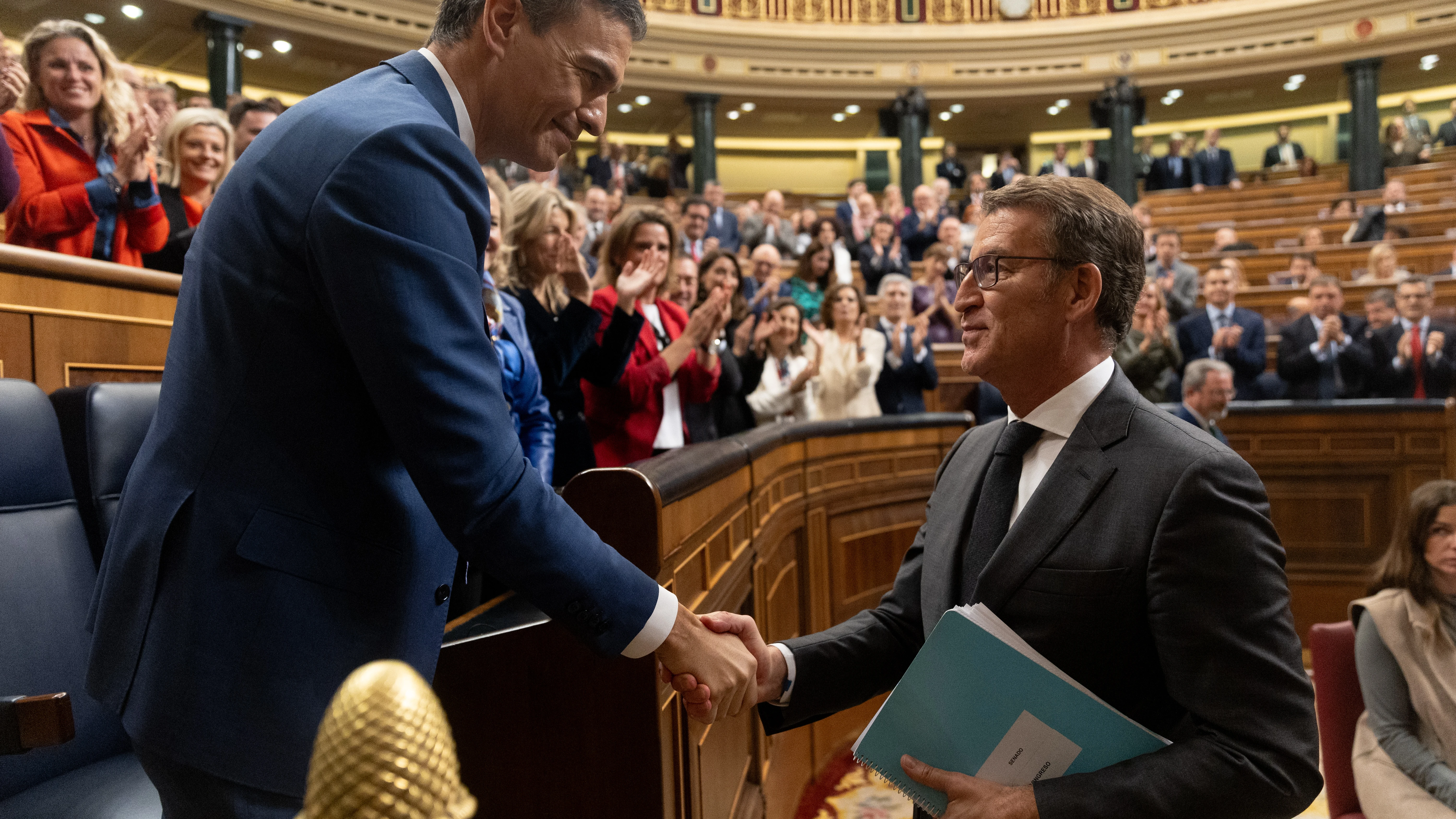 Feijóo da la mano a Pedro Sánchez tras su investidura 