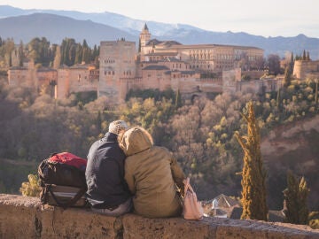 Turistas en Granada viendo la Alhambra