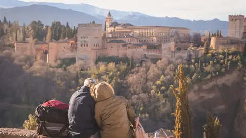 Turistas en Granada viendo la Alhambra Turistas en Granada viendo la Alhambra