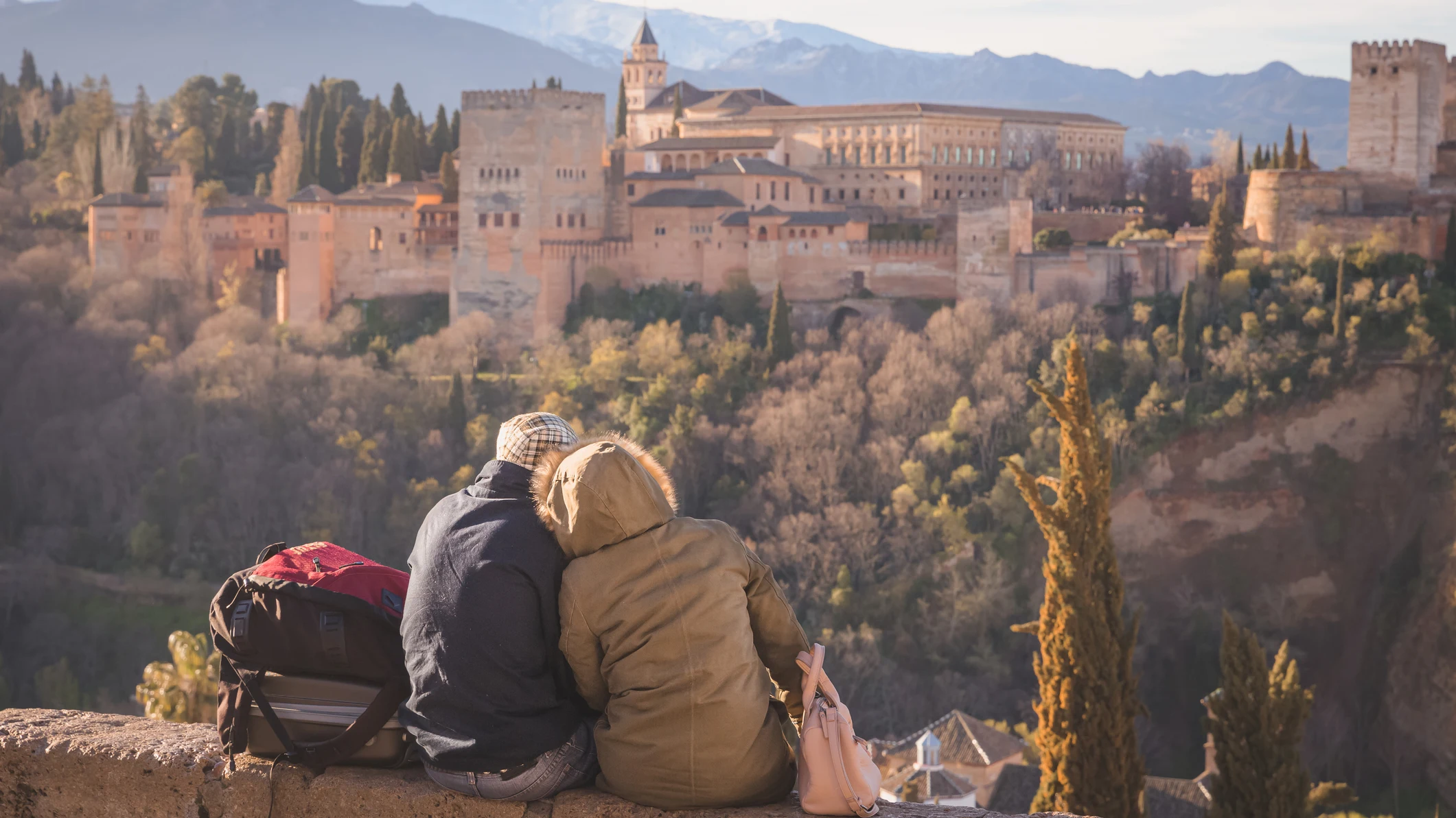 Turistas en Granada viendo la Alhambra