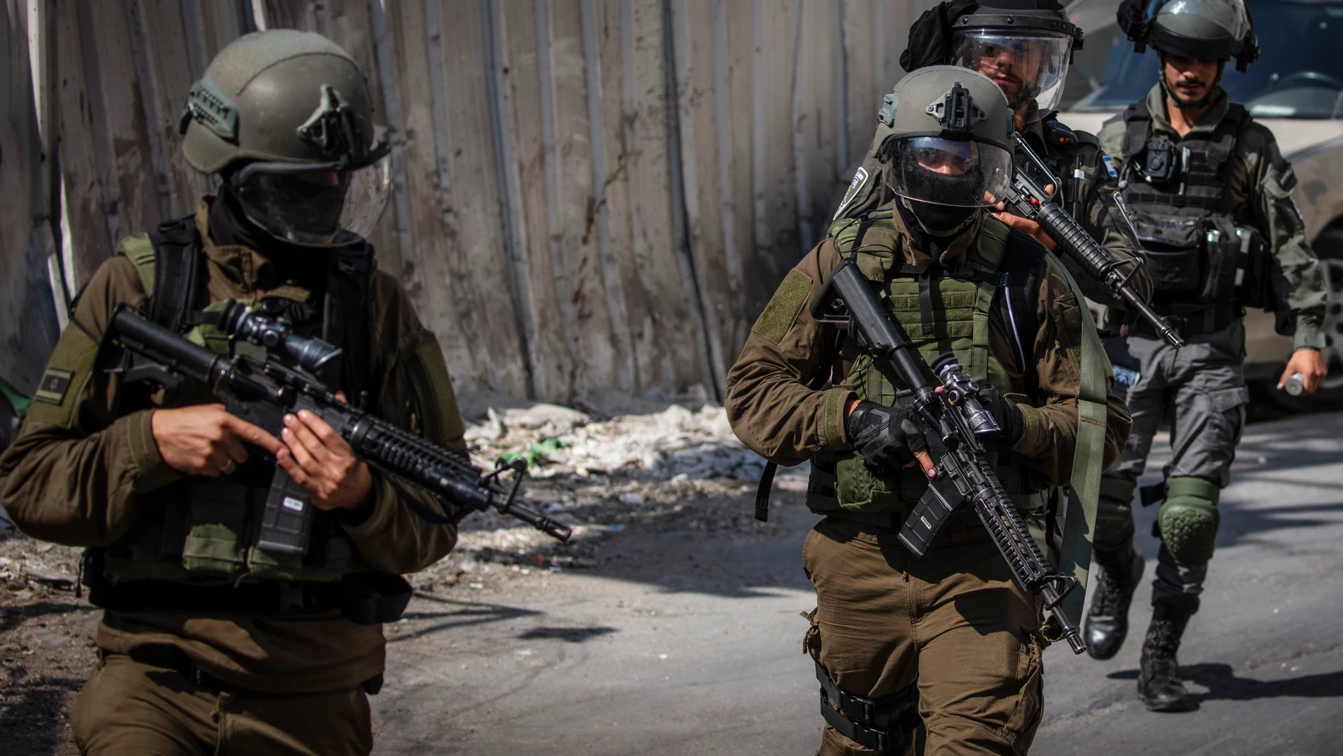 Soldados israelíes patrullan el campo de refugiados de Shuafat durante una operación de búsqueda del autor del tiroteo del sábado.