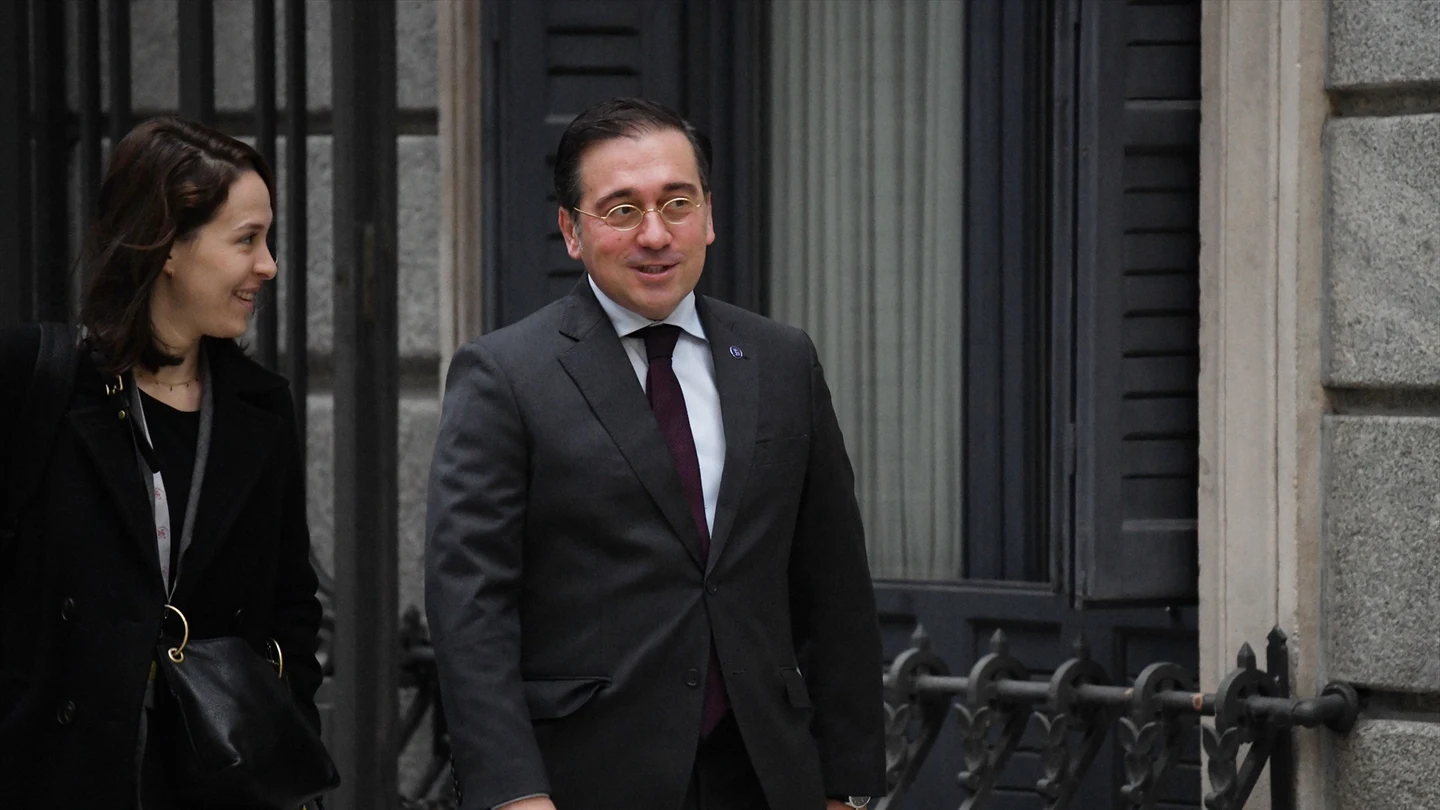 El ministro de Exteriores, Unión Europea y Cooperación en funciones, José Manuel Albares, a su llegada a la segunda sesión del debate de investidura de Pedro Sánchez. El ministro de Exteriores, Unión Europea y Cooperación en funciones, José Manuel Albares, a su llegada a la segunda sesión del debate de investidura de Pedro Sánchez.