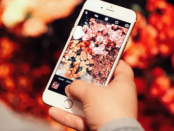 Un iPhone en la mano Un iPhone en la mano
