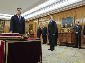 Pedro Sánchez promete su cargo de presidente del Gobierno ante el rey Felipe VI en el Palacio de la Zarzuela en Madrid