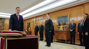 Pedro Sánchez promete su cargo de presidente del Gobierno ante el rey Felipe VI en el Palacio de la Zarzuela en Madrid