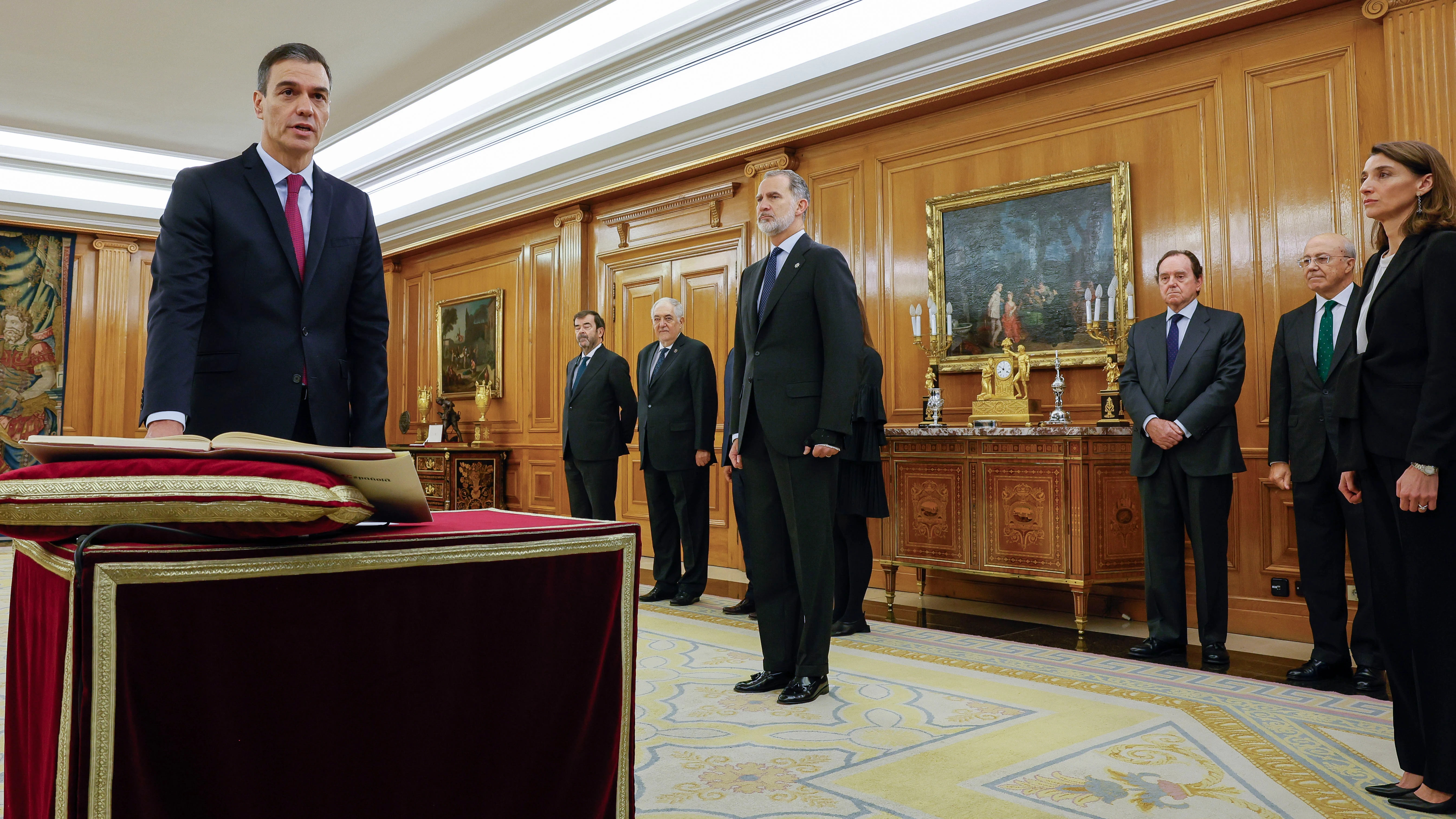 Pedro Sánchez promete su cargo de presidente del Gobierno ante el rey Felipe VI en el Palacio de la Zarzuela en Madrid