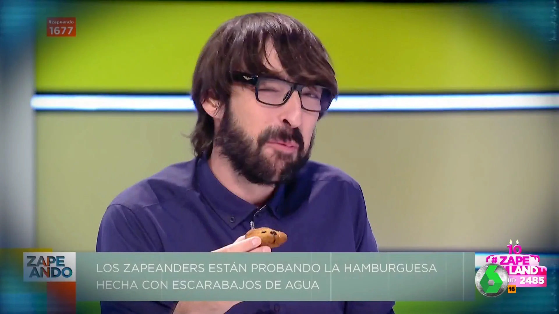 "¡Mira los trozos de escarabajo cayendo!": Zapeando recuerda el día que Quique Peinado probó una hamburguesa de insectos