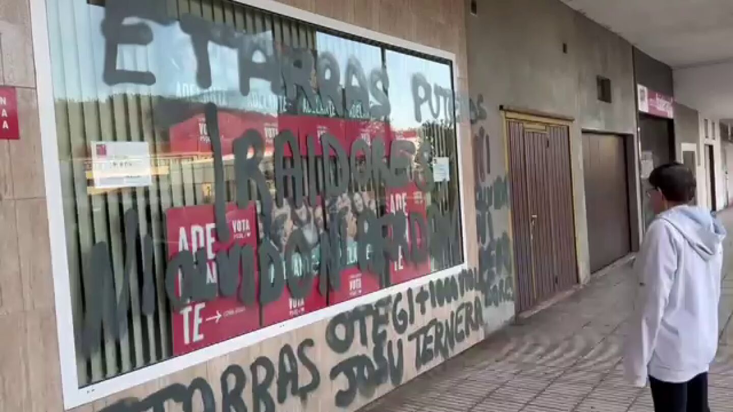 Pintadas en la sede del PSOE de Llanera, Asturias