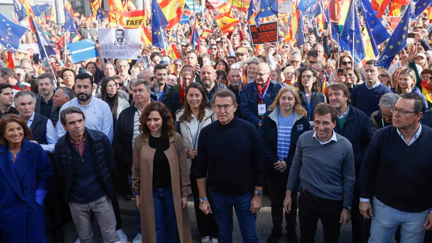 De izquierda a derecha, Ana Botella, José María Aznar, Isabel Díaz Ayuso, Alberto Núñez-Feijóo, José Luis Martínez Almeida y Alfonso Serrano durante la última manifestación contra la amnistía. De izquierda a derecha, Ana Botella, José María Aznar, Isabel Díaz Ayuso, Alberto Núñez-Feijóo, José Luis Martínez Almeida y Alfonso Serrano durante la última manifestación contra la amnistía.
