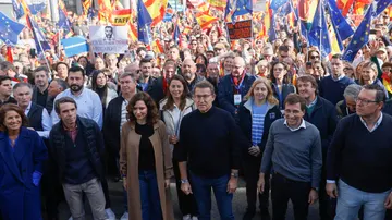 De izquierda a derecha, Ana Botella, José María Aznar, Isabel Díaz Ayuso, Alberto Núñez-Feijóo, José Luis Martínez Almeida y Alfonso Serrano durante la última manifestación contra la amnistía.