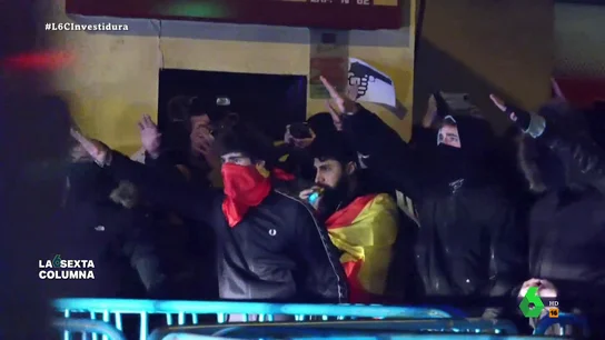 El parecido razonable entre los gestos franquistas durante la Transición y los de las manifestaciones de Ferraz "Estamos viendo que el pacto de la Transición está totalmente agotado, y en este agotamiento entramos en una fase nueva", afirma la politóloga de la Universidad Pompeu Fabra, Eulàlia Solè y Tomàs, en este vídeo de laSexta Columna.