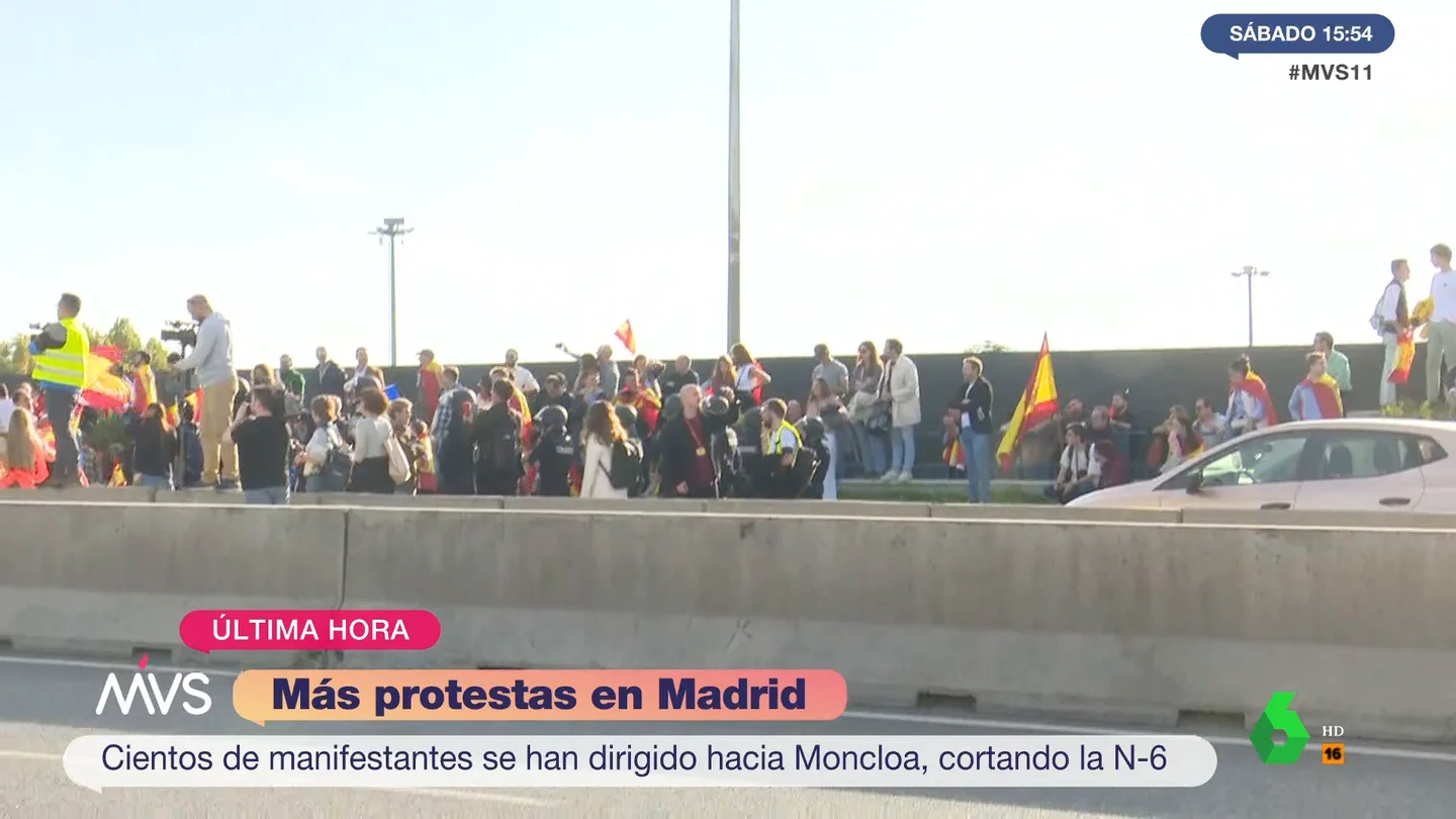 Manifestantes contra la amnistía cortan la N-6 Manifestantes contra la amnistía cortan la N-6