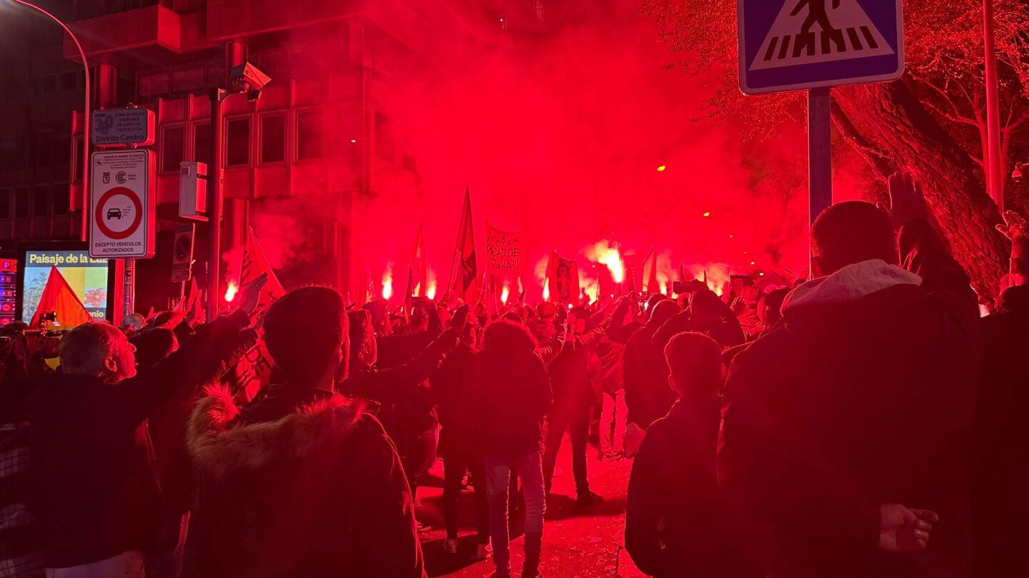 Concentración de falangistas en el centro de Madrid