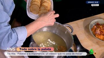 Cómo evitar que las patatas se peguen al freírlas: el truco "de abuela" de Tía Alia para que salgan perfectas