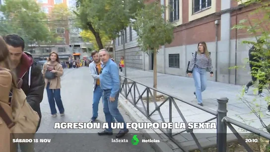 Agreden a un equipo de laSexta durante la marcha hacia Ferraz tras la protesta contra la amnistía Agreden a un equipo de laSexta durante la marcha hacia Ferraz tras la protesta contra la amnistía