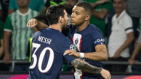 Mbappe se abraza con Messi Mbappe se abraza con Messi