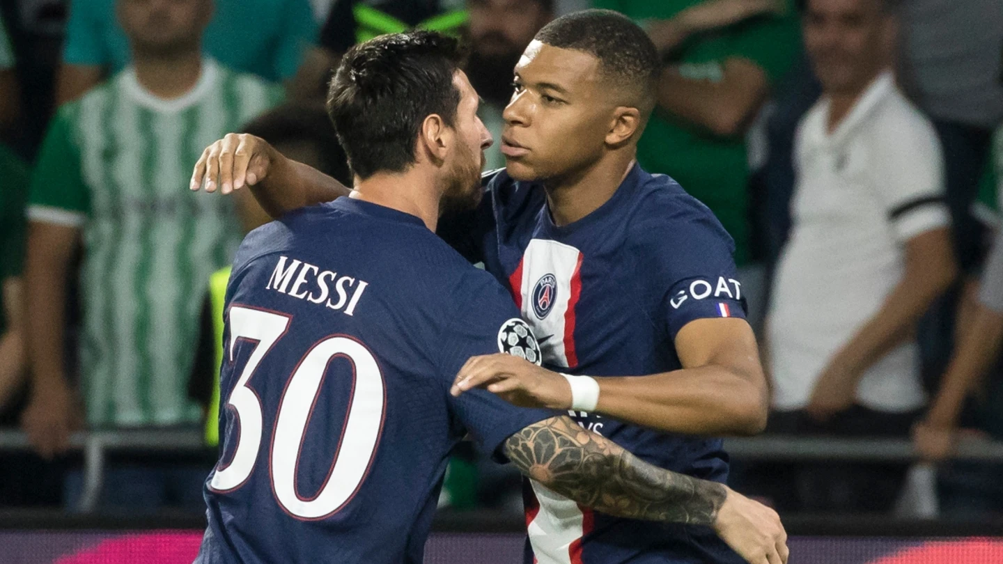 Mbappe se abraza con Messi Mbappe se abraza con Messi