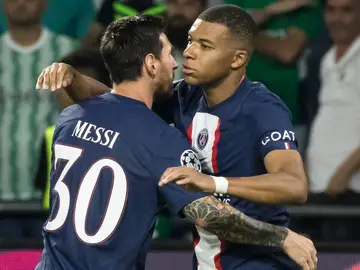 Mbappe se abraza con Messi