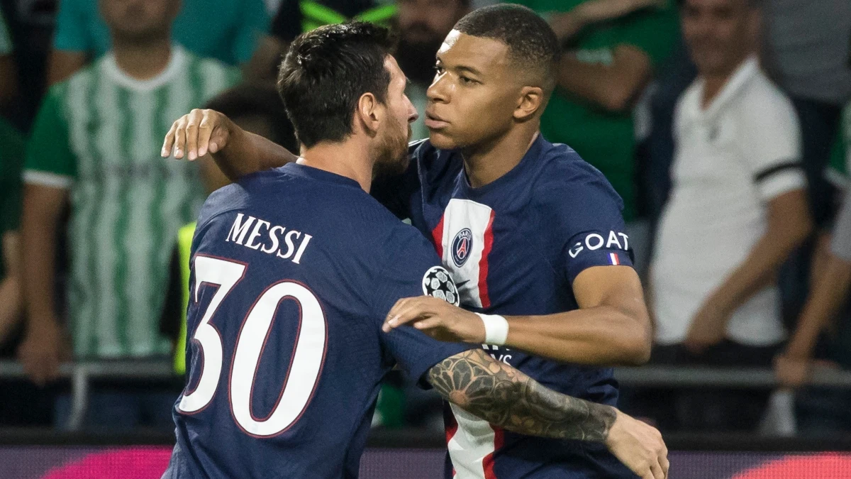 Mbappe se abraza con Messi