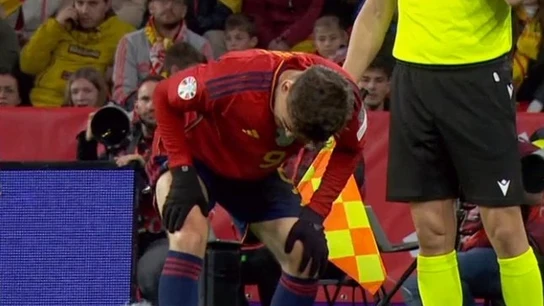 Gavi, con evidentes gestos de dolor Gavi, con evidentes gestos de dolor