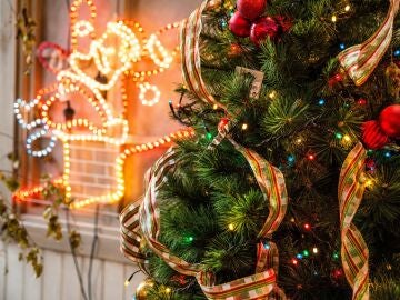 Tienda con árbol y decoración de Navidad