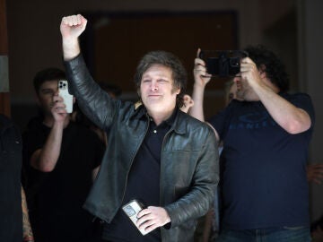 The far-right Javier Milei wins the elections in Argentina and will be president as of December 10