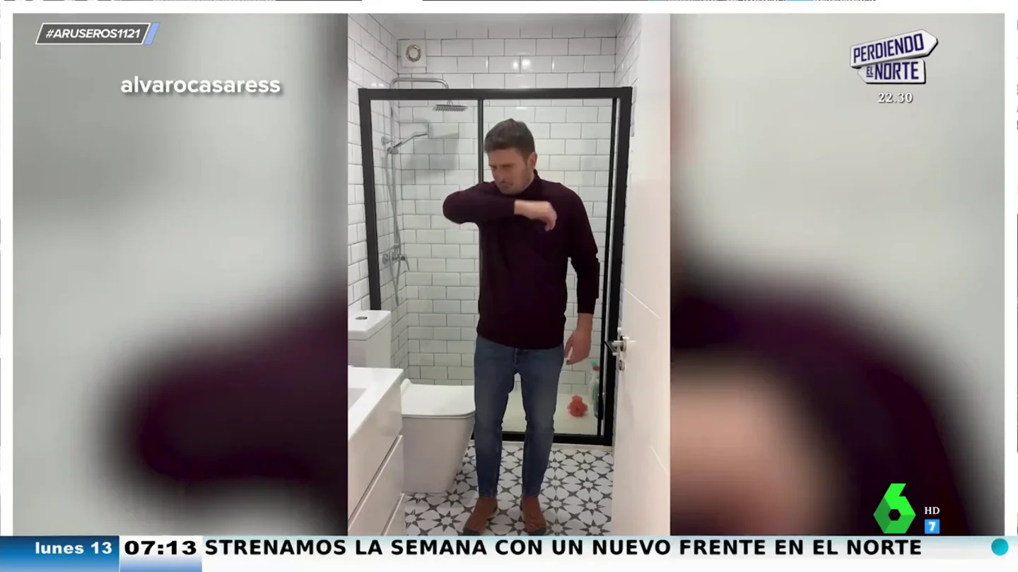 De la impuntualidad a no ducharse a diario: así de diferentes son las costumbres de españoles y europeos "En España premiamos al que llega tarde", comenta Patricia Benítez sobre una de las costumbres patrias que explica el tiktoker @alvarocasaress. El análisis de otras como el café en vaso, las duchas no diarias o descalzarse en casa ajena, en este vídeo.