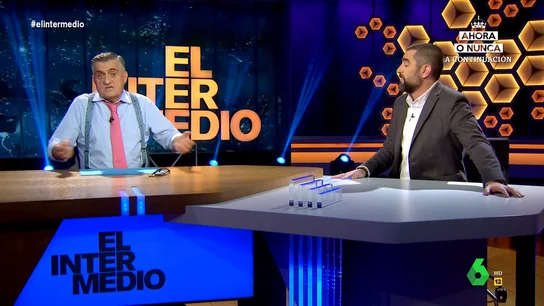 Wyoming bromea con la crítica de Ayuso al nuevo Gobierno: Lo que está claro es que le encanta la fruta "Le pasa a toda la familia, porque a su hermano también le gusta llevarse una mordida de vez en cuando", ironiza Wyoming en este vídeo donde, junto a Dani Mateo, escucha a Ayuso decir que "Sánchez tendrá que comulgar con ruedas de melón".