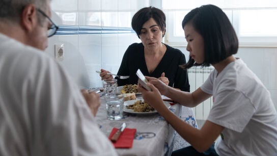 Trist&aacute;n Ulloa como Alfonso Basterra (de espaldas), Candela Pe&ntilde;a como Rosario Porto e Iris Whu como Asunta en 'El caso Asunta'.