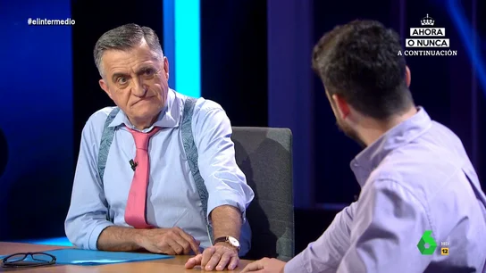 La reacción de Wyoming cuando Isma Juárez le pregunta si conoce a Monsieur Periné "Creo que fue bajista de La Polla Records", afirma Wyoming en este vídeo de El Intermedio donde mantiene un divertido duelo de juegos de palabras con Isma Juárez tras la visita del reportero a los Premios Grammy Latinos.