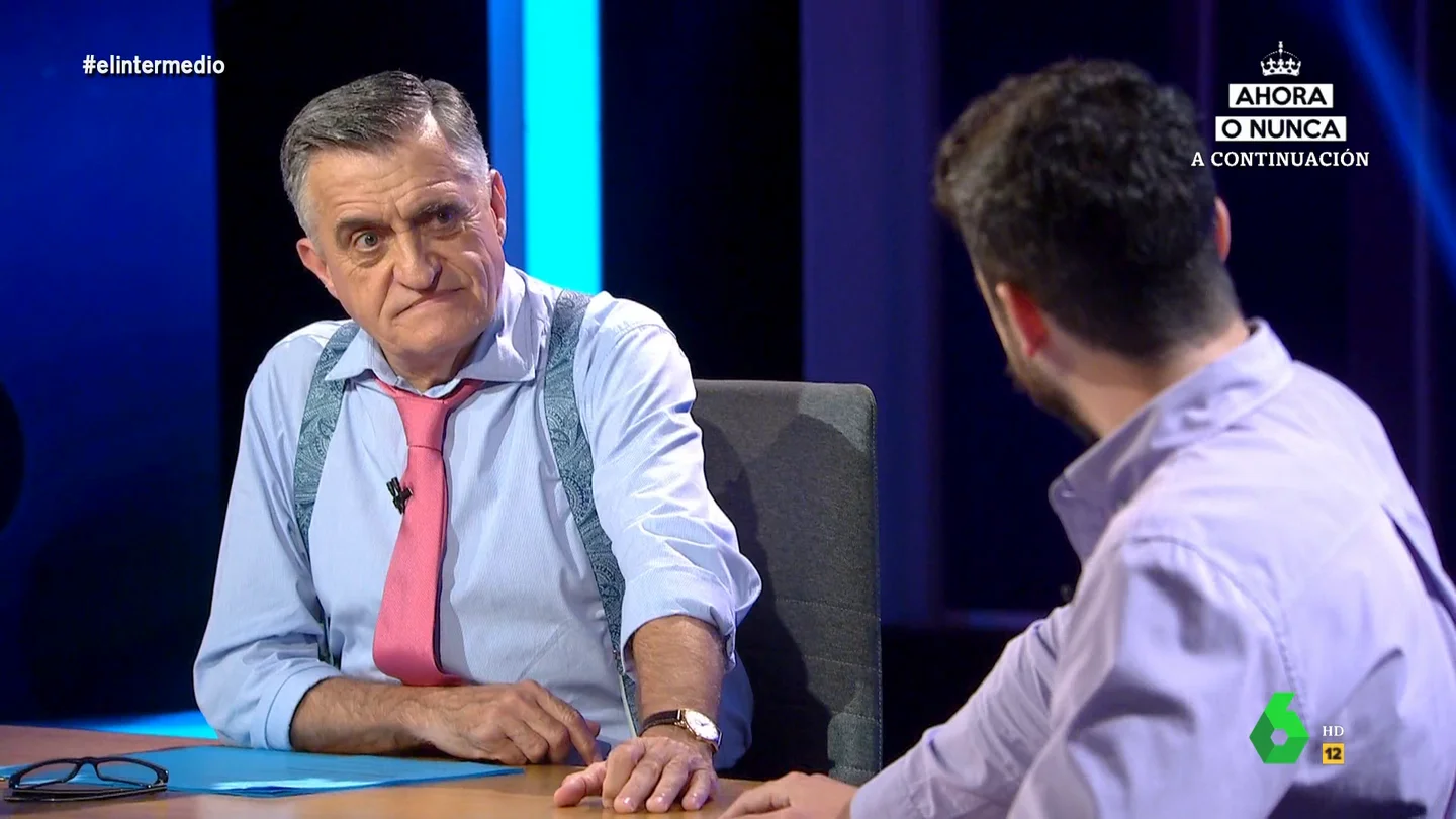 La reacción de Wyoming cuando Isma Juárez le pregunta si conoce a Monsieur Periné "Creo que fue bajista de La Polla Records", afirma Wyoming en este vídeo de El Intermedio donde mantiene un divertido duelo de juegos de palabras con Isma Juárez tras la visita del reportero a los Premios Grammy Latinos.