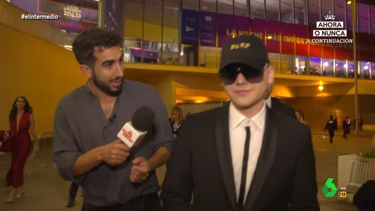 El surrealista momento entre Isma Juárez y Bizarrap en los Grammy Latino "¿Cómo haces para limpiar? Porque eso se debe quedar lleno de Cheetos", pregunta Isma Juárez a Bizarrap sobre las sesiones que graba con otros artistas en su habitación. La respuesta del artista argentino, en este vídeo de El Intermedio.