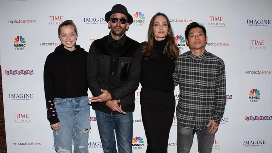 Shiloh Jolie-Pitt, el fotógrafo francés JR, la actriz estadounidense Angelina Jolie y Pax Jolie-Pitt. Shiloh Jolie-Pitt, el fotógrafo francés JR, la actriz estadounidense Angelina Jolie y Pax Jolie-Pitt.