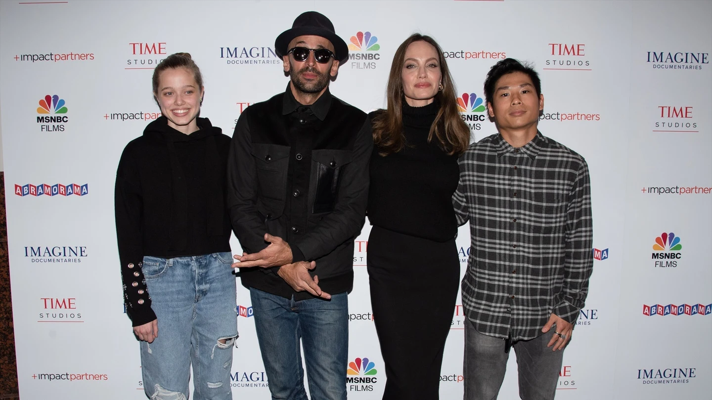 Shiloh Jolie-Pitt, el fotógrafo francés JR, la actriz estadounidense Angelina Jolie y Pax Jolie-Pitt. Shiloh Jolie-Pitt, el fotógrafo francés JR, la actriz estadounidense Angelina Jolie y Pax Jolie-Pitt.