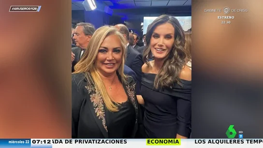 La reina Letizia, el rey Felipe VI y Belén Esteban: el inesperado selfi entre los reyes de España y la 'princesa del pueblo' La reina Letizia, el rey Felipe VI y Belén Esteban: el inesperado selfi entre los reyes de España y la 'princesa del pueblo'