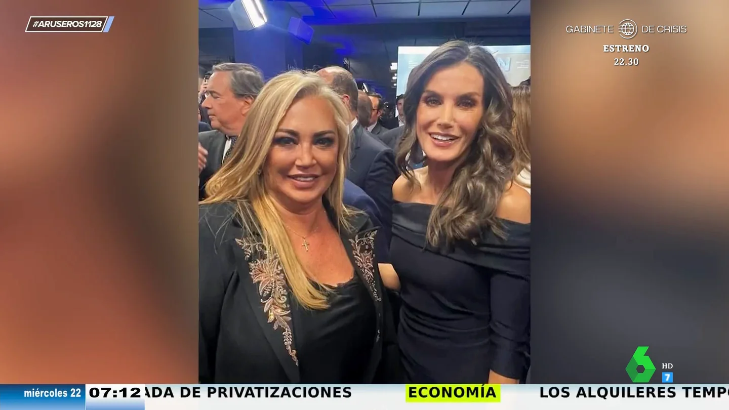 La reina Letizia, el rey Felipe VI y Belén Esteban: el inesperado selfi entre los reyes de España y la 'princesa del pueblo' La reina Letizia, el rey Felipe VI y Belén Esteban: el inesperado selfi entre los reyes de España y la 'princesa del pueblo'