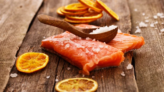 Un salmón ahumado crudo Un salmón ahumado crudo