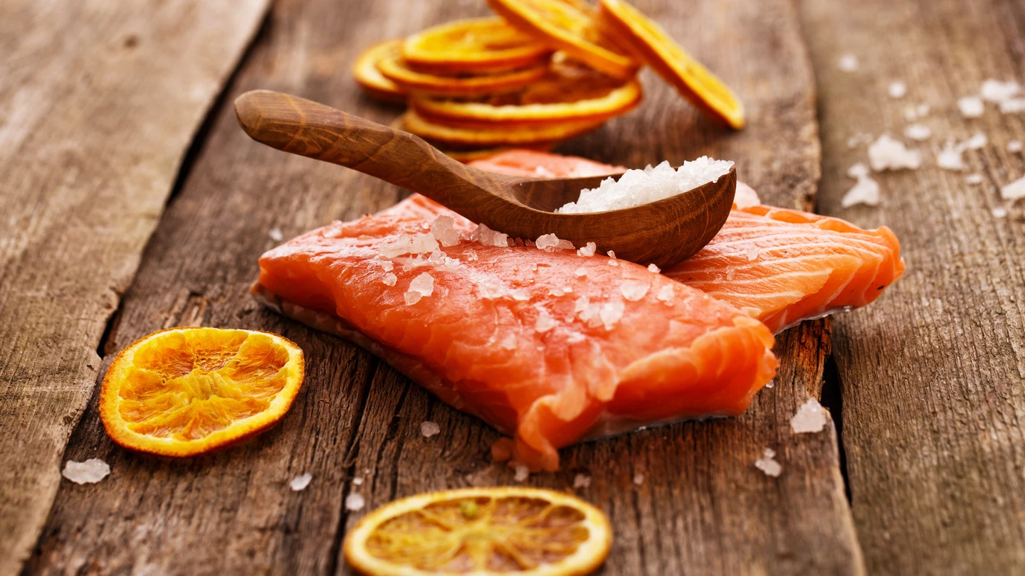 Un salmón ahumado crudo Un salmón ahumado crudo
