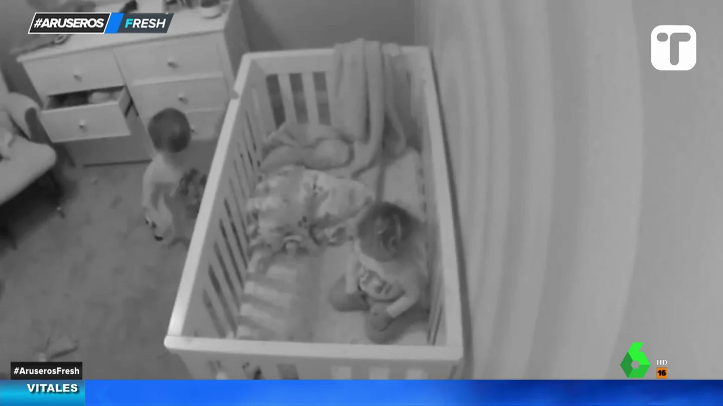 Un niño se levanta en plena noche para consolar a su hermanita pequeña que no deja de llorar Un niño se levanta en plena noche para consolar a su hermanita pequeña que no deja de llorar