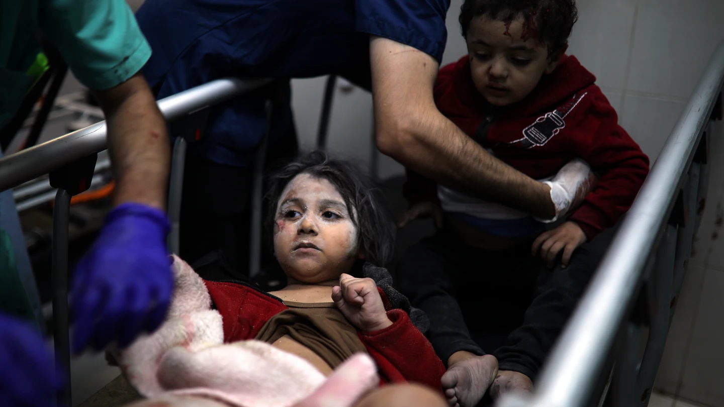 Niños palestinos son atendidos tras un ataque de Israel sobre Gaza Niños palestinos son atendidos tras un ataque de Israel sobre Gaza