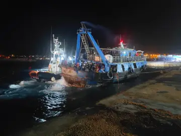 Un barco pesquero transporta a cerca de 400 migrantes rescatados a Lampedusa