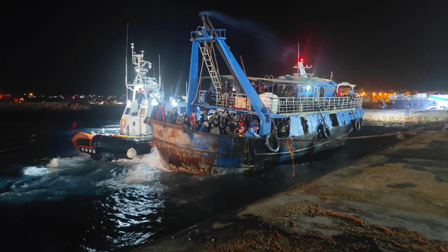 Un barco pesquero transporta a cerca de 400 migrantes rescatados a Lampedusa