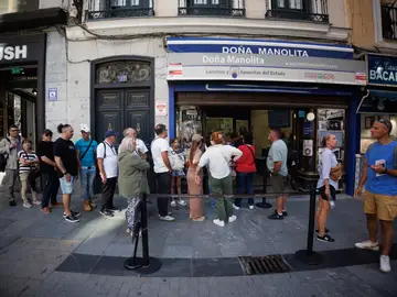 Varias personas hacen cola para comprar en la administración de loterías Doña Manolita, a 20 de septiembre de 2023, en Madrid (España). 