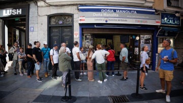 Varias personas hacen cola para comprar en la administración de loterías Doña Manolita, a 20 de septiembre de 2023, en Madrid (España). 