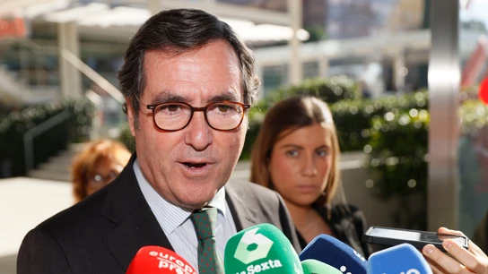El presidente de la CEOE, Antonio Garamendi, atiende a los medios de comunicación El presidente de la CEOE, Antonio Garamendi, atiende a los medios de comunicación