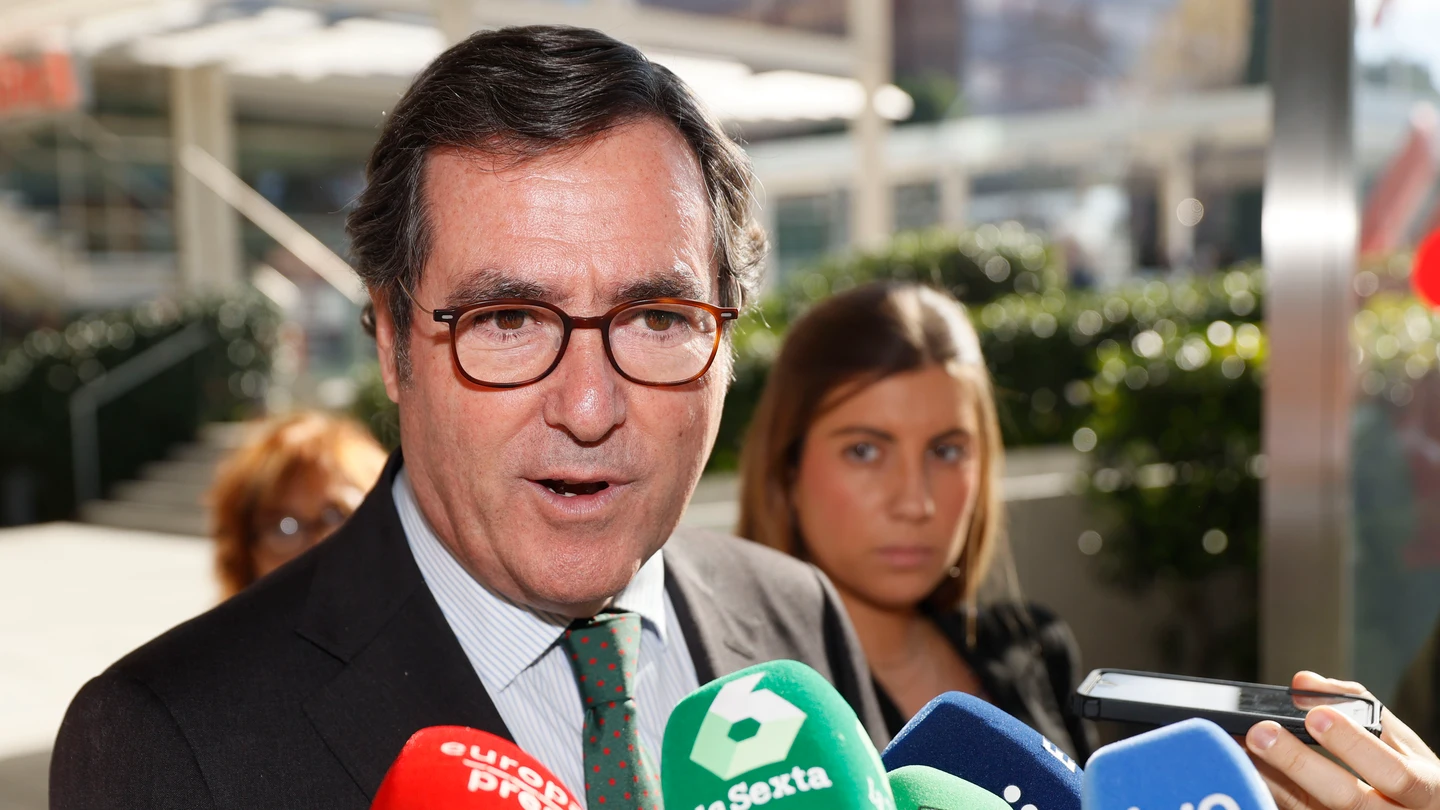 El presidente de la CEOE, Antonio Garamendi, atiende a los medios de comunicación El presidente de la CEOE, Antonio Garamendi, atiende a los medios de comunicación
