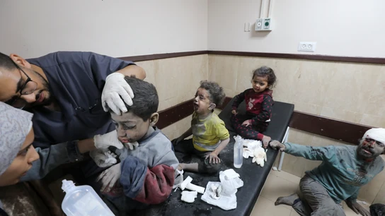 Niños palestinos son atendidos tras un ataque de Israel sobre Gaza Niños palestinos son atendidos tras un ataque de Israel sobre Gaza
