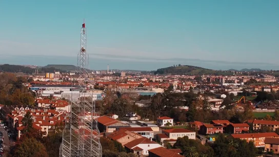 Ni Vigo ni Badalona: Cantes monta el árbol de Navidad más grande de España de 45 metros de altura Ni Vigo ni Badalona: Cantes monta el árbol de Navidad más grande de España de 45 metros de altura